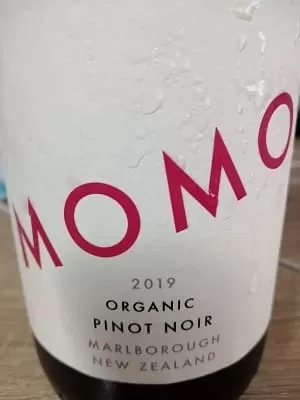 ピノ・ノワール100%原料のニュージーランド産辛口赤ワイン「モモ ピノ・ノワール(Momo Pinot Noir)」from ワインコレクション共有WebサービスWineFile