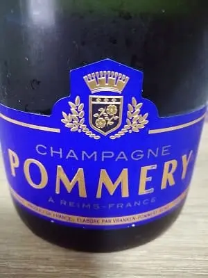 ピノ・ノワール33%/ピノ・ムニエ33%/シャルドネ34%原料のフランス産やや辛口発泡ワイン「ポメリー ブリュット ロワイヤル(Pommery Brut Royal)」from ワインコレクション共有WebサービスWineFile